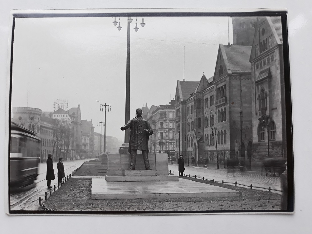 Makieta pomnika T.W. Wilsona na ul. Święty Marcin, 1931 r., fot. R.S. Ulatowski, ze zb. APP - grafika artykułu