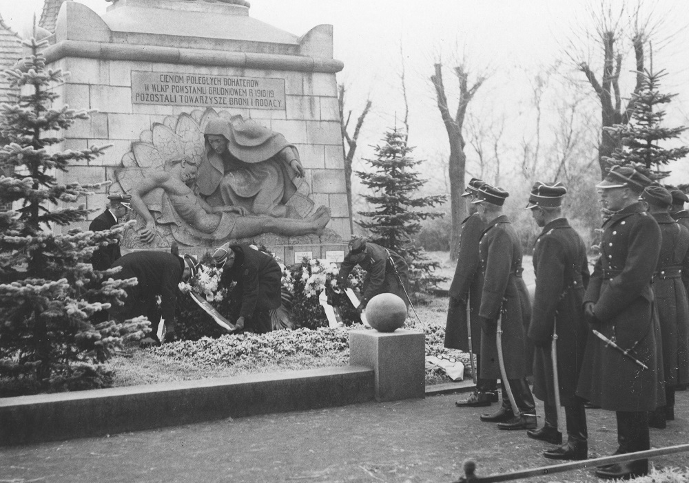 Pomnik Powstańców Wielkopolskich na Cmentarzu Górczyńskim, 1932 r., fot. ze zb. NAC - grafika artykułu