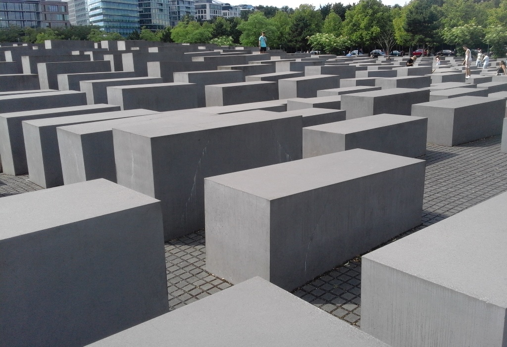 Berliński Pomnik Pomordowanych Żydów Europy - grafika artykułu