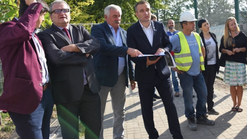 Wrzesień 2018, wizyta na placu budowy, od lewej: P. Foligowski - dyr. Wydz. Oświaty UMP, M. Grześ - przew. RO. Warszawskie-Pomet-Maltańskie, T. Badowski - dyr. SP 46, M. Wiśniewski - wiceprezydent Poznania, fot. UMP
