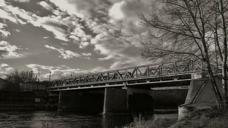 Widok na most kolejowy na Warcie