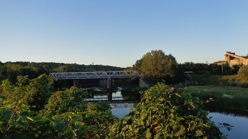 Widok na most kolejowy na Tamie Garbarskiej. Po prawej zadrzewienia Cytadeli. W głębi, pod mostem przyczółek d. Wielkiej Śluzy. Po prawej fragment Elektrociepłowni Garbary