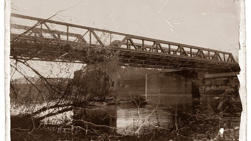 Widok na most kolejowy na Warcie od strony zachodniego przyczółka d. Fortu Roon.