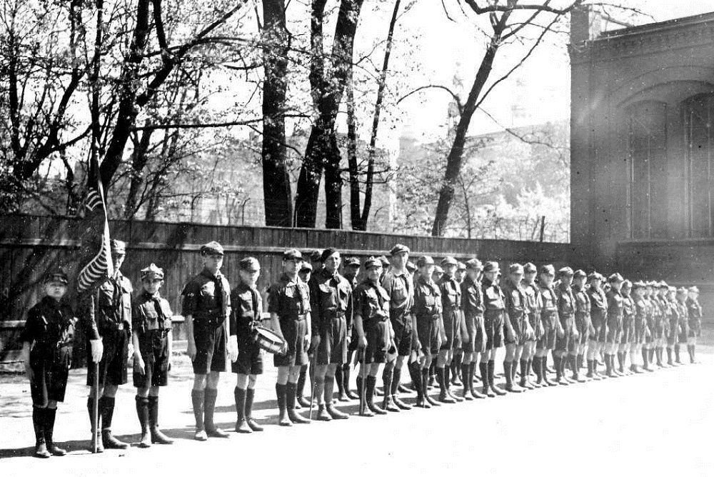 1929 r. Trzynastka ze sztandarem - fot. archiwum Poznańskiej Czarnej Trzynastki - grafika artykułu