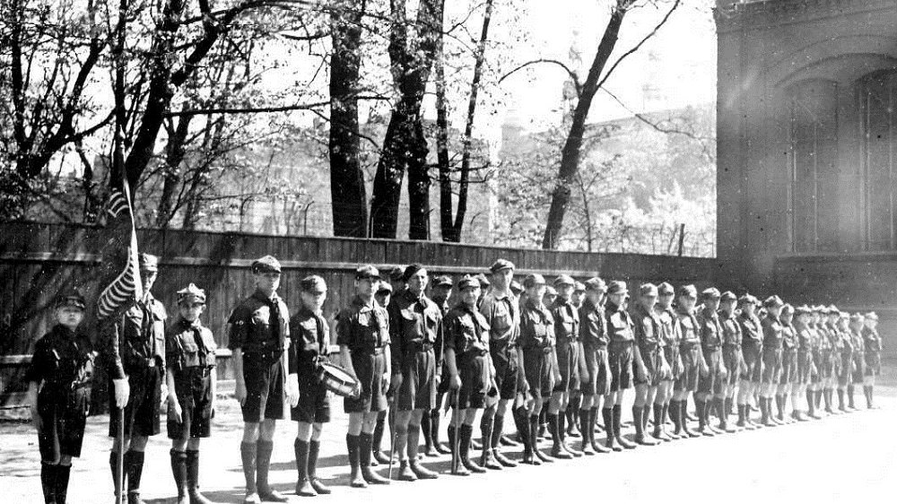 1929 r. Trzynastka ze sztandarem - fot. archiwum Poznańskiej Czarnej Trzynastki