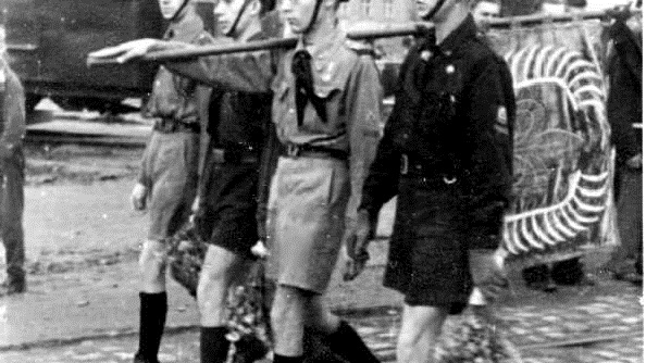 1945 r. Poczet sztandarowy - fot. archiwum Poznańskiej Czarnej Trzynastki