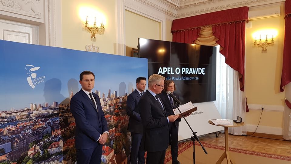 Od lewej: wiceprezydent Gdańska - P. Grzelak, prezydent Warszawy - R. Trzaskowski, prezydent Poznania - J. Jaśkowiak, prezydent Sopotu - J. Karnowski - grafika artykułu