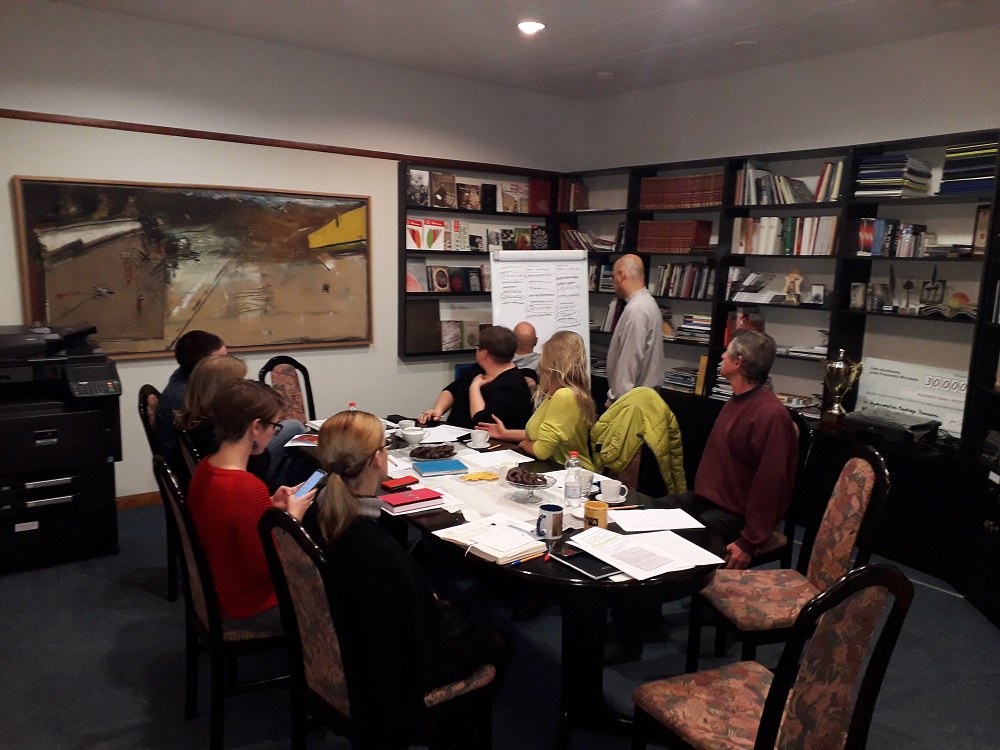 Jury konkursu "Poznań Fantastyczny" podczas obrad nad wyborem hasła konkursowego - grafika artykułu