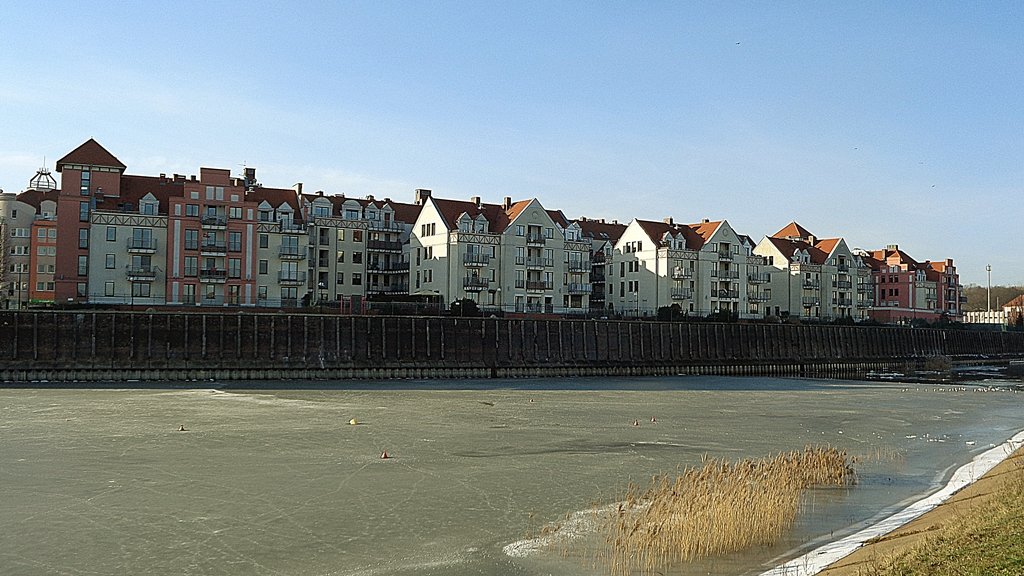 Historyczny mur dawnego portu rzecznego, na odcinku między ul. Estkowskiego a mostem kolejowym na Warcie na Garbarach