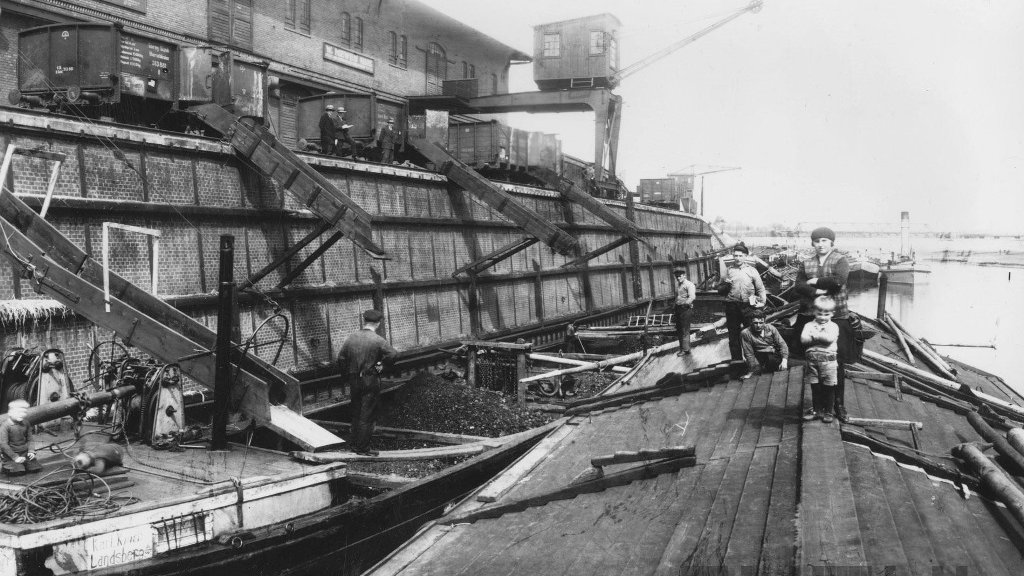 Nabrzeże przeładunkowe na lewym brzegu Warty przed 1939 rokiem, fot. Wimar Witold Czarnecki, negatyw: Janusz Korpal, ze zbiorów MKZ / cyryl.poznan.pl