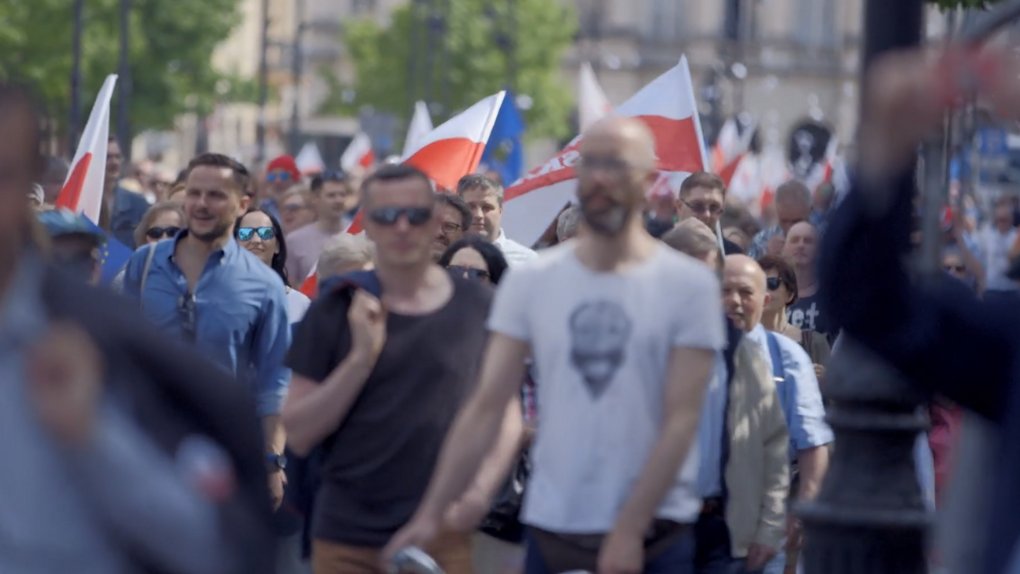 Pokaz filmu "Dobra zmiana" i spotkanie z reżyserem Konradem Szołajskim - w piątek w Teatrze Ósmego Dnia