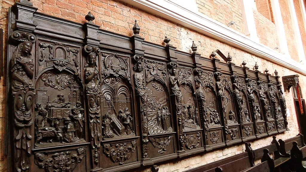 Widok ogólny na zaplecki stalli ze scenami z życia św. Jacka