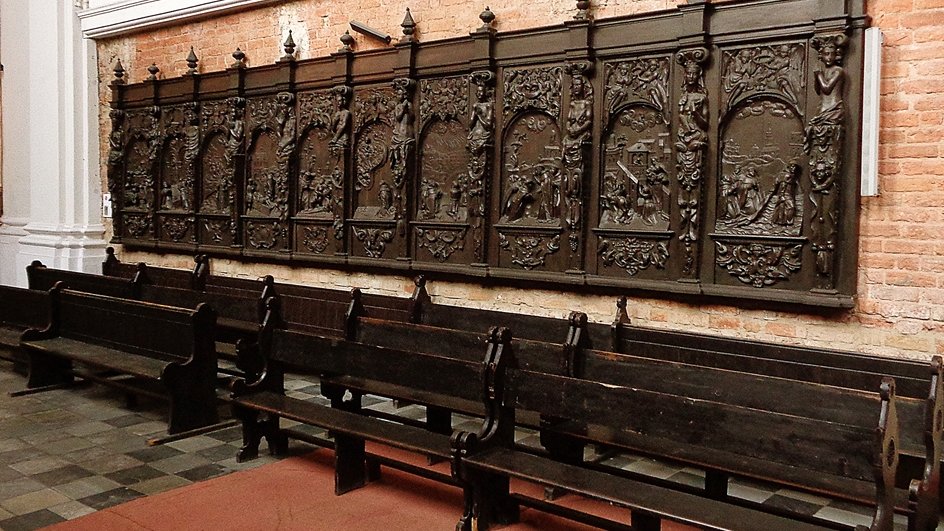 Nie zachowały się ławki dla zakonników, których zwieńczeniem były stalle - czy miały równie kunsztowny charakter?