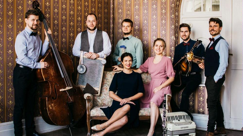 Koncert Warszawskiej Orkiestry Sentymentalnej w sobotę w Sali Wielkiej CK Zamek, fot. Karolina Majewska/materiały prasowe - grafika artykułu