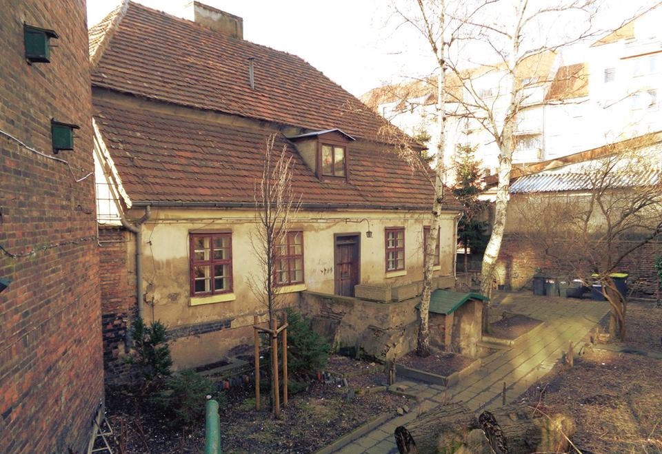 Zabytkowy dwór przy ul. Szyperskiej z końca XVIII w., elewacja wschodnia, fot. Adam Suwart - grafika artykułu