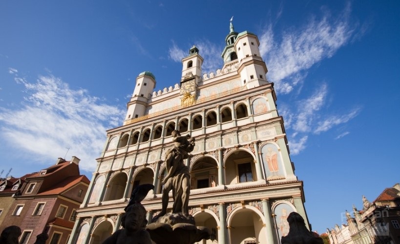 Fasadę główną Ratusza zdobi trójkondygnacyjna, arkadowa loggia renesansowa. We wnętrzu loggii na I piętrze ukryto kartusze z tajemniczymi gmerkami, fot. Poznan Film Commission - grafika artykułu