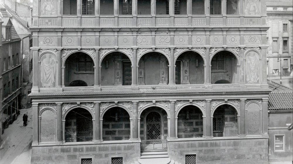Widok na fasadę Ratusza z renesansową loggią w czasie II wojny światowej (fit. ze zb. MKZ / cyryl.poznan.pl)