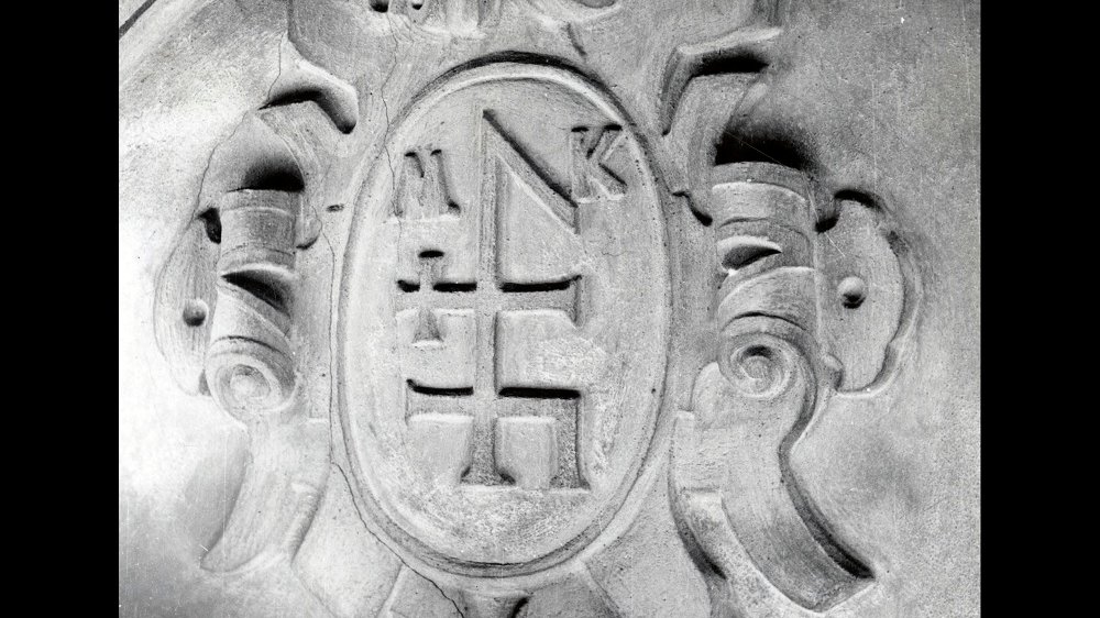 Kartusz z loggii I piętra z gmerkiem i inicjałami MK; badacze dotąd nie przypisali go konkretnej postaci