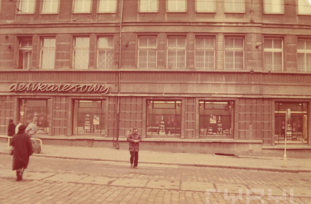 Witryny delikatesów (PSS Społem) na narożniku Al. Marcinkowskiego i ul. Podgórnej, rok 1989, źródło: cyryl.poznan.pl - grafika artykułu