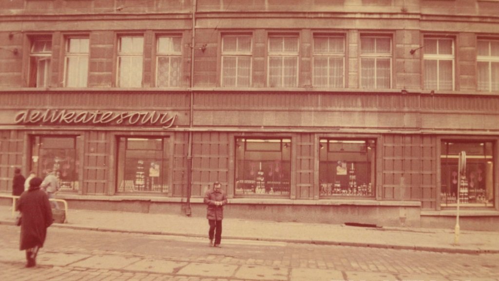 Witryny delikatesów (PSS Społem) na narożniku Al. Marcinkowskiego i ul. Podgórnej, rok 1989, źródło: cyryl.poznan.pl