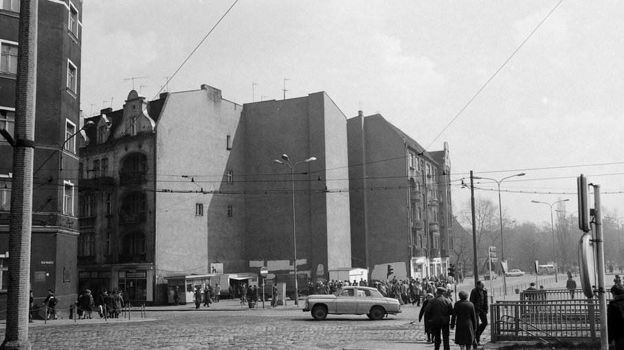 Skrzyżowanie ulic Podgórnej, Szkolnej i pl. Wiosny Ludów Data, rok 1982, fot. Jerzy Miecznikowski, źródło: cyryl.poznan.pl