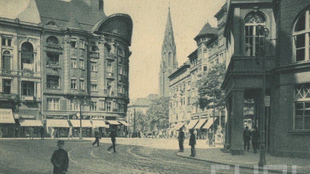 Skrzyżowanie dzisiejszych ulic: Fredry, Gwarnej, Mielżyńskiego i 27 Grudnia w dwudziestoleciu międzywojennym. Autor: Jan Bułhak, Właściciel: Roman Trojanowicz, źródło: cyryl.poznan.pl