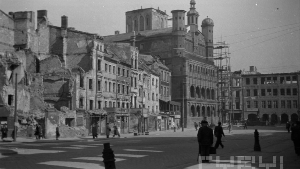 Ratusz na Starym Rynku i zabudowa śródrynkowa zniszczone w czasie II wojny światowej, 1945-1946, fot. Bogdan Celiechowski