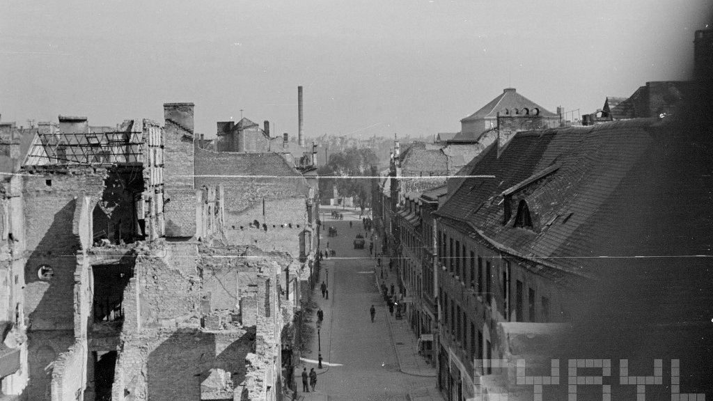 Kamienice przy ul. Wronieckiej na Starym Mieście zniszczone i zrujnowane w czasie walk o Poznań w 1945 roku, fot. Bogdan Celichowski
