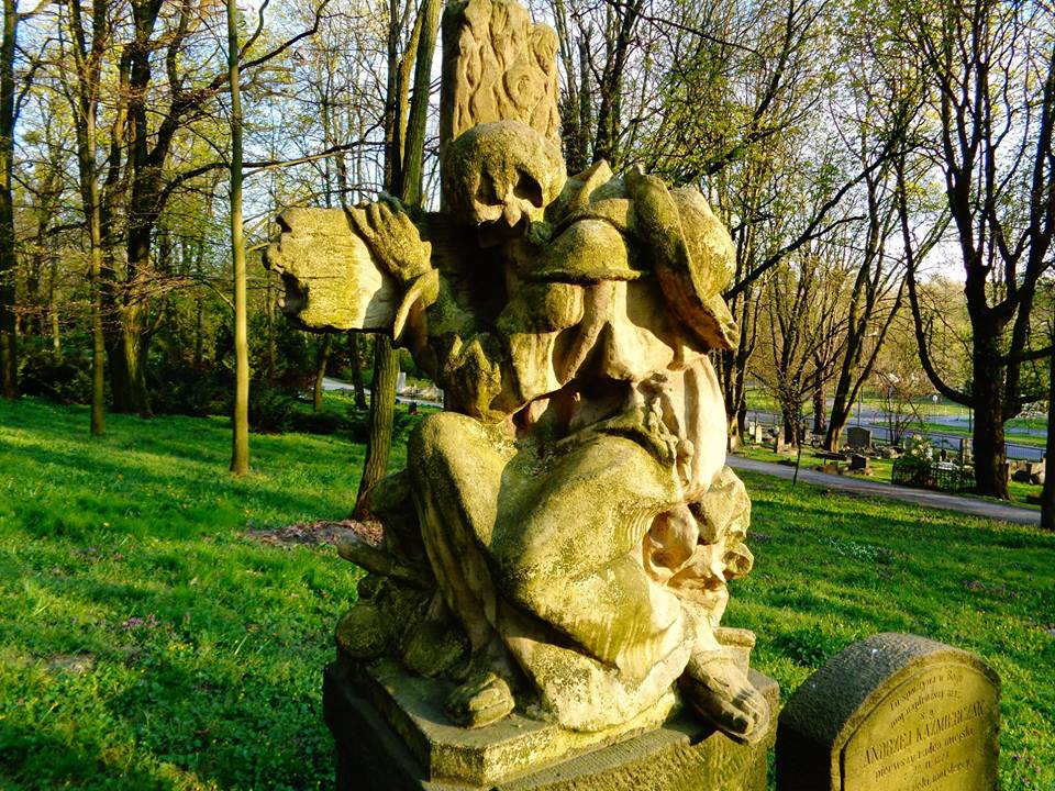 Jeden z najbardziej charakterystycznych nagrobków na Cmentarzu na stoku Cytadeli: "Pielgrzym" dłuta Władysława Marcinkowskiego, na grobie urzędnika miejskiego Andrzeja Kaźmierczaka (zm. w 1922 r.), fot. Adam Suwart - grafika artykułu
