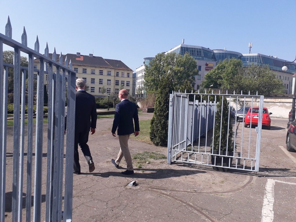 Symbolicznego otwarcia przejścia przez drugi dziedziniec dokonali prezydent Jacek Jaśkowiak i jego zastępca Bartosz Guss, fot. Mateusz Malinowski - grafika artykułu