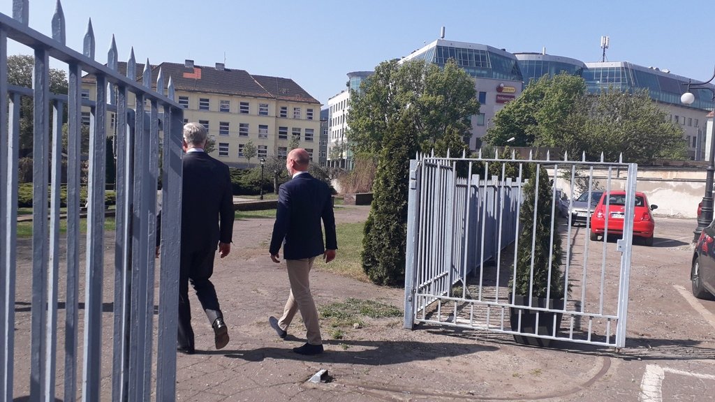 Symbolicznego otwarcia przejścia przez drugi dziedziniec dokonali prezydent Jacek Jaśkowiak i jego zastępca Bartosz Guss, fot. Mateusz Malinowski