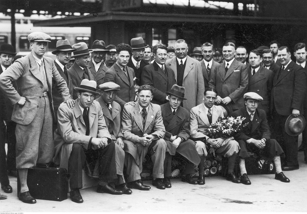 Reprezentacja Niemiec po przyjeździe do Poznania na mecz bokserski, zdjęcie wykonane na dworcu, fot. NAC - grafika artykułu