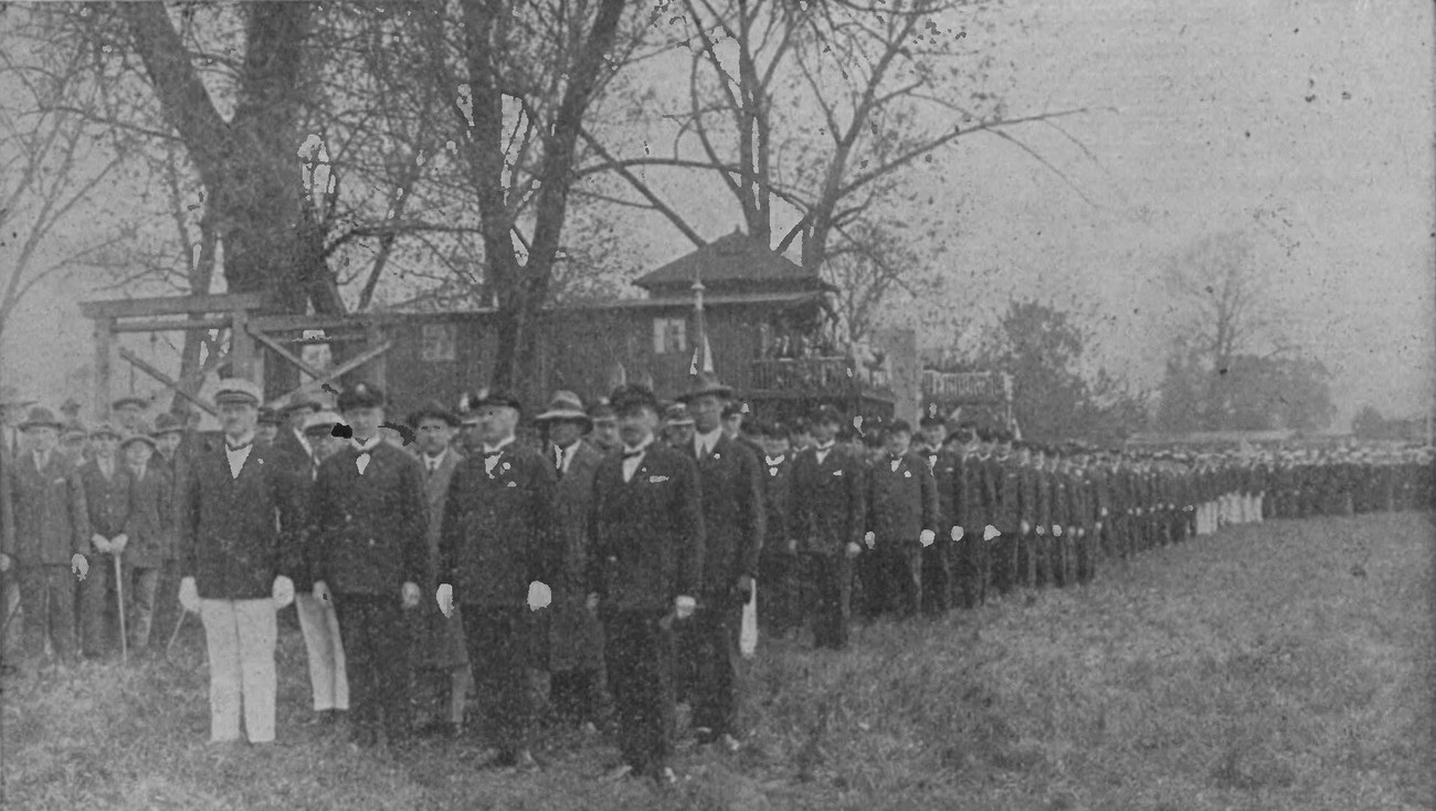 Pierwsze wspólne otwarcie sezonu wioślarskiego przez towarzystwa wioślarskie w Poznaniu, rok 1927, przystań klubu KW-04, źródło: Wielkopolska Biblioteka Cyfrowa - grafika artykułu
