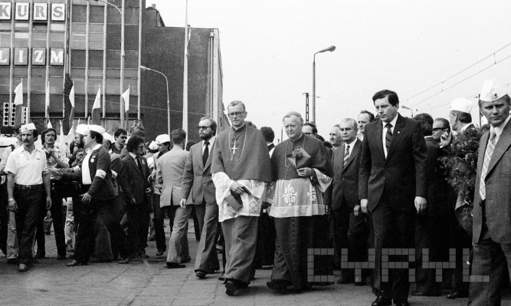 Kard. Franciszek Macharski (na pierwszym planie z lewej) oraz abp Jerzy Stroba w czasie odsłonięcia tablicy pamiątkowej przed bramą główną HCP z okazji 25. rocznicy Poznańskiego Czerwca 1956, fot. Jan Kołodziejski - grafika artykułu