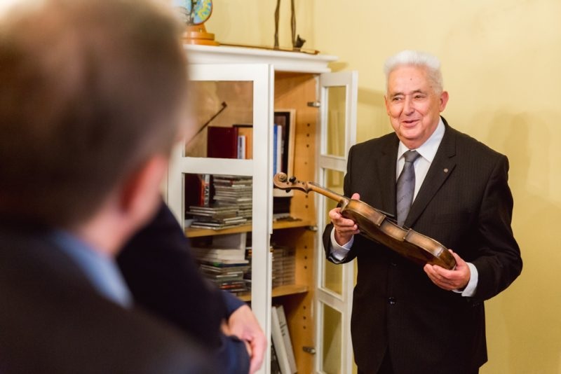 Andrzej Wituski w swoim gabinecie w siedzibie Towarzystwa Muzycznego im. H. Wieniawskiego (08.05.2016), źródło: wieniawski-competition.com - grafika artykułu