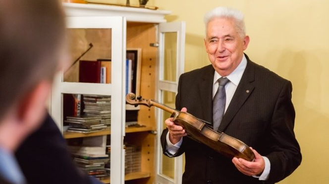 Andrzej Wituski w swoim gabinecie w siedzibie Towarzystwa Muzycznego im. H. Wieniawskiego (08.05.2016), źródło: wieniawski-competition.com