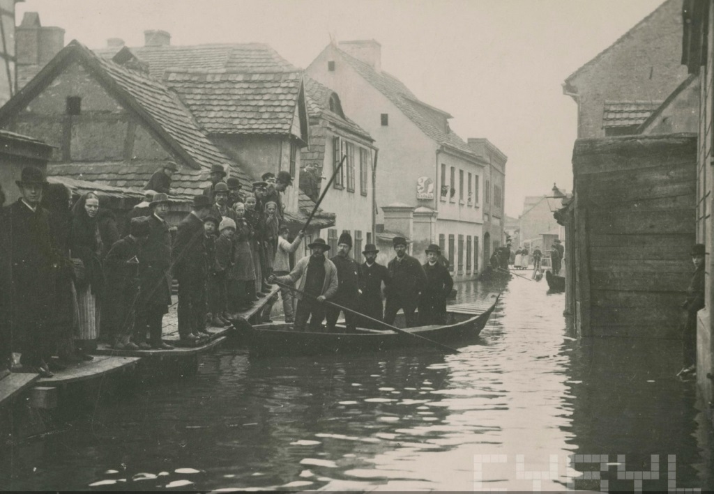 Ulica Wenecjańska podczas wielkiej powodzi Poznania w 1888 r. Z tego roku zachowały się w Poznaniu do dzisiaj trzy znane tablice powodziowe. Fot.: MKZ/cyryl.poznan.pl - grafika artykułu