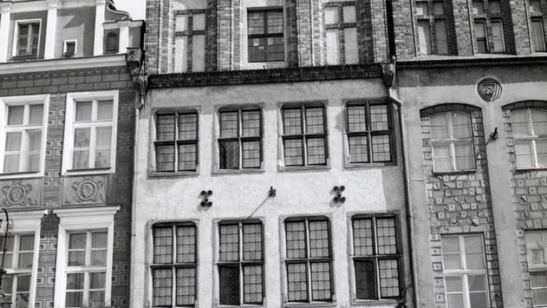 Kamienica przy Starym Rynku 50 z najbardziej znaną tablicą powodziową. Wbrew pozorom nie oznacza ona dokładnego poziomu wód powodziowych, które w 1736 r. zalały Stary Rynek. Fot. B. Okupny, MKZ/cyryl.poznan.pl