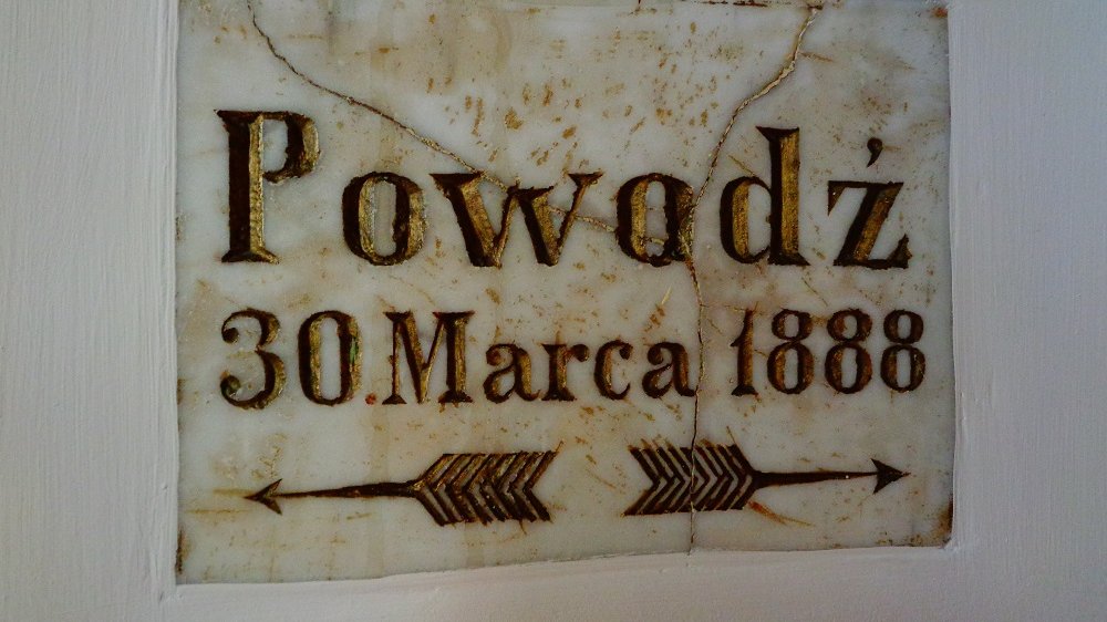 W zabytkowym gmachu poklasztornym przy ul. Długiej 1/2, we wnętrzu zajmowanym dziś przez Aptekę "Verbena" znajduje się oryginalny wysokościowy znak powodziowy z 1888 r. Fot. Adam Suwart