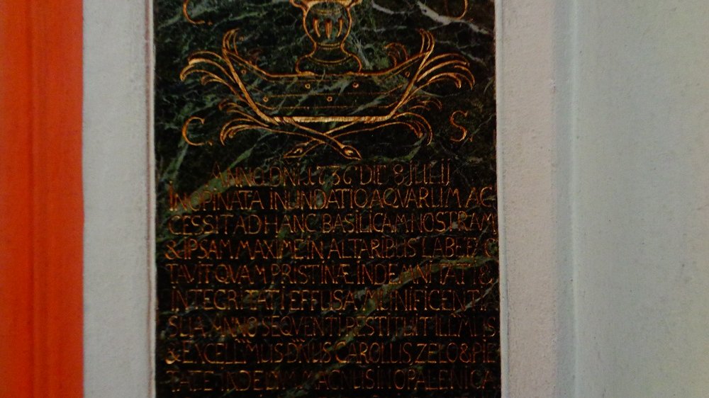 Okazała tablica w kościele Bożego Ciała upamiętnia wielką powódź 1736 r., nie jest jednak znakiem powodziowym. Fot. Adam Suwart