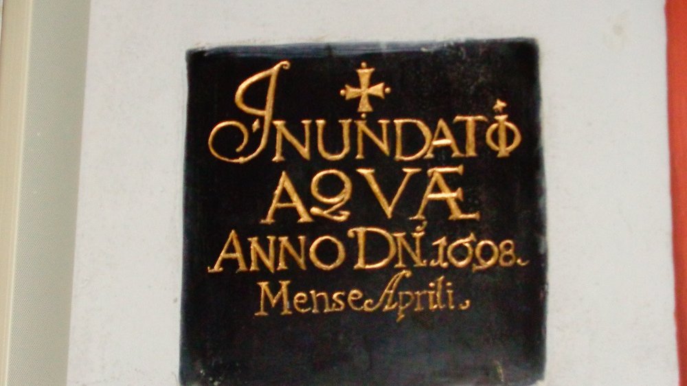 Tablica z inskrypcją "Inundatio aquae" upamiętnia powódź z 1698, która zalała kościół Bożego Ciała. Fot. Adam Suwart