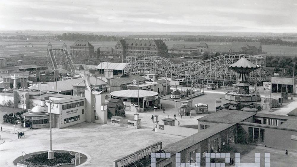 Wesołe miasteczko na terenie Powszechnej Wystawy Krajowej, fot. Roman Ulatowski / cyryl.poznan.pl - grafika artykułu