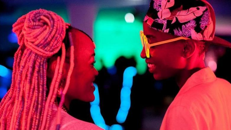 LGBT Film Festival od piątku do wtorku w CK Zamek. Na zdjęciu kadr z filmu "Rafiki" w reż. Wanuri Kahiu, fot. materiały organizatorów