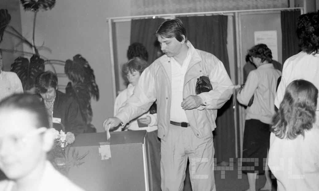 Głosujący na terenie jednej z poznańskich komisji wyborczych w czasie wyborów parlamentarnych w dniu 4 czerwca 1989 r., ze zb. cyryl.poznan.pl - grafika artykułu