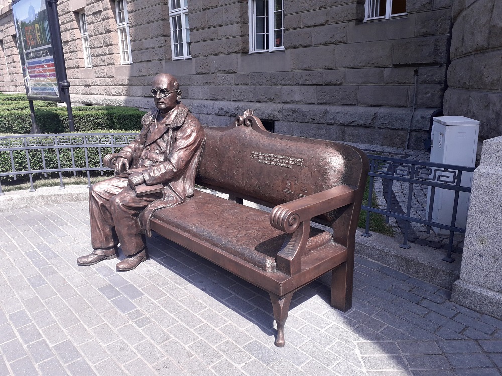 Pomnik-ławeczka ks. Stanisława Kozierowskeigo, jednego z założycieli Uniwersytetu Poznańskiego - grafika artykułu