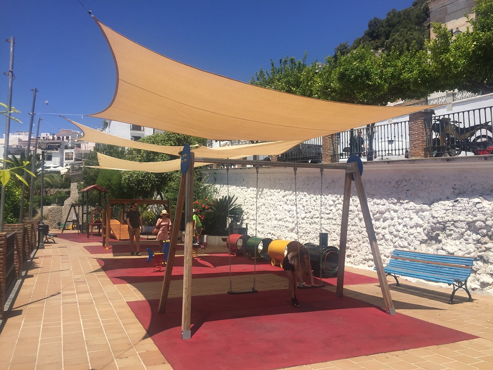 Plac zabaw w miasteczku Frigiliana (Hiszpania), wyposażony w żagle przeciwsłoneczne, źródło: Andrzej Rataj - grafika artykułu