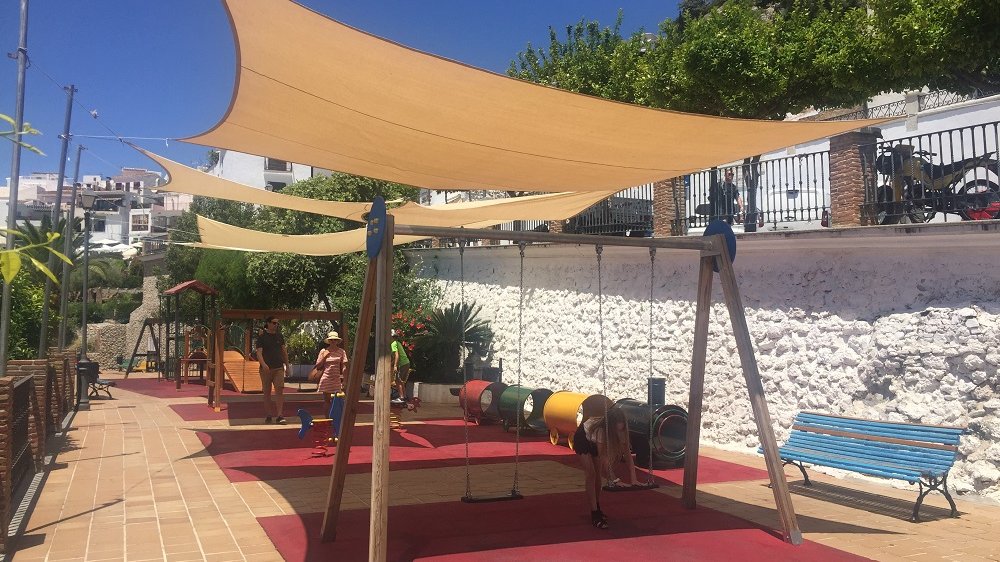 Plac zabaw w miasteczku Frigiliana (Hiszpania), wyposażony w żagle przeciwsłoneczne, źródło: Andrzej Rataj