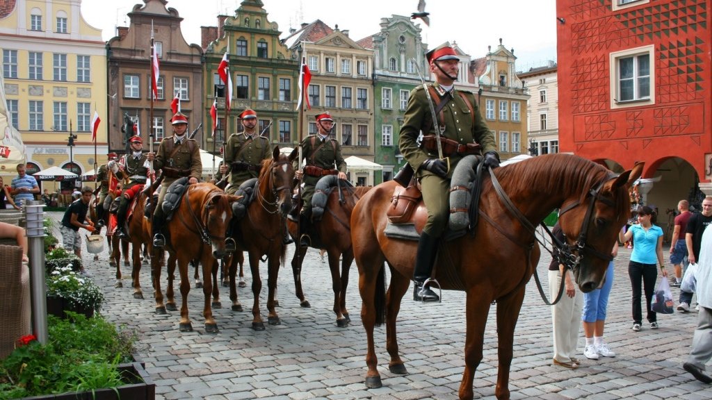 Maciej Frankiewicz na czele oddziału ułanów, fot. marathon.poznan.pl