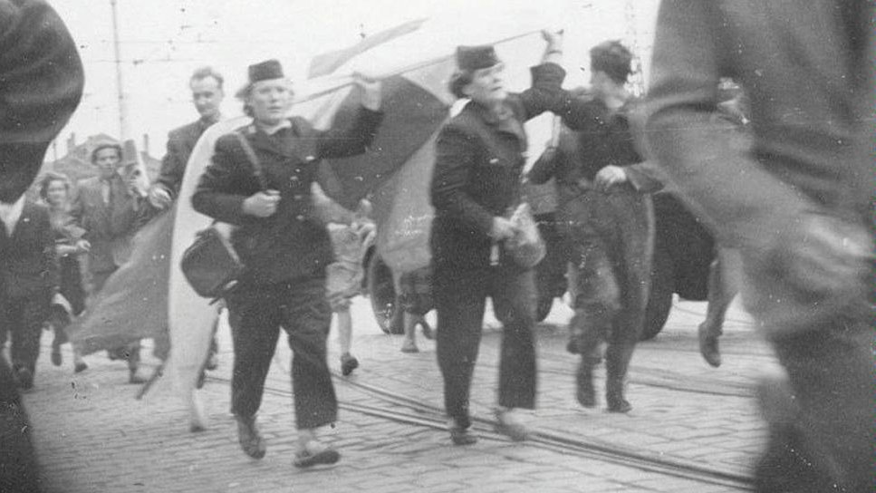 Premiera spektaklu "Trzy Tramwajarki/Czerwiec'56", reż. J. Stolarski, dawna zajezdnia przy ul. Gajowej, 21.06, g. 22. Na zdjęciu od lewej: Stanisława Sobańska, Helena Przybyłek, fot. materiały organizatorów