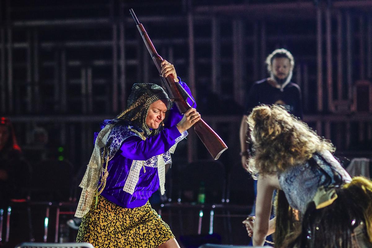 Próby do premiery teatralnej "Hańby" w ramach Malty, która trwa do 30.06/ fot. Klaudyna Schubert - grafika artykułu